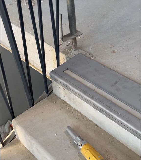 Réalisation de bandes antidérapantes sur Escaliers béton